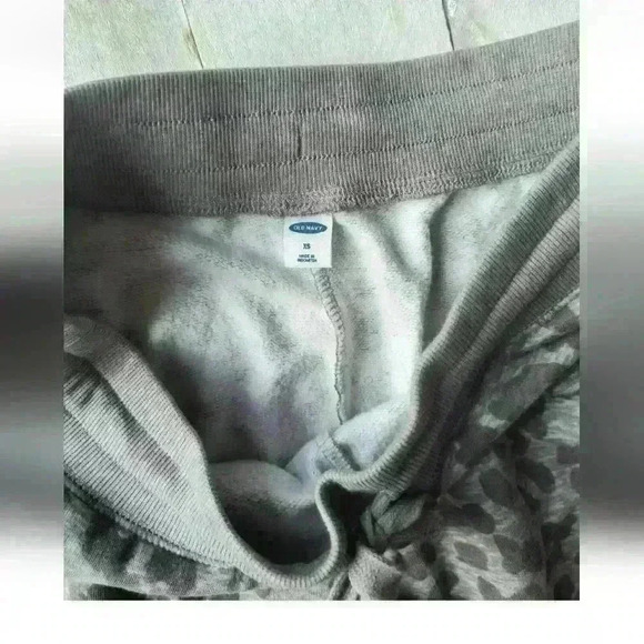 Old Navy Leopard Print Gray Mid Rise Street Jogger Drawstring Sweats Size XS - Picture 3 of 7